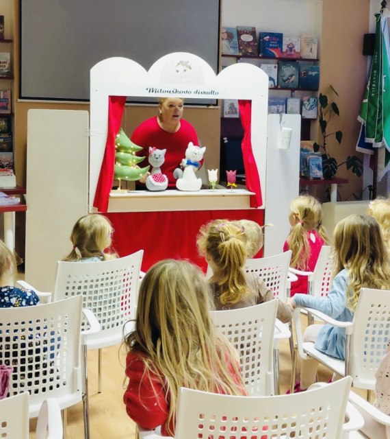 Pohádka Miloušek mezi čerty potěšila děti ze školky v bystřické knihovně