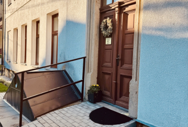 Vstup do knihovny dostal nové zábradlí 